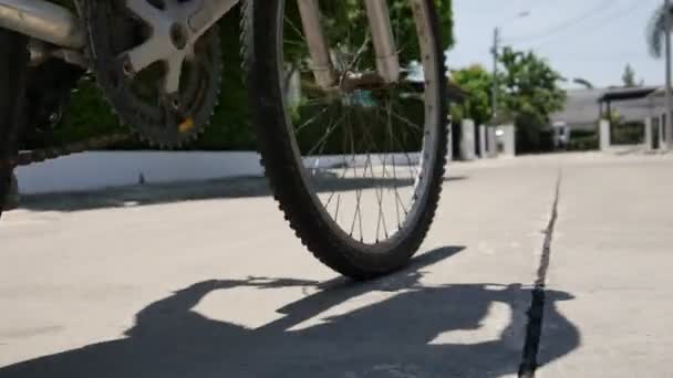 Muž Cyklistika Pro Cvičení Vesnici Společenský Odstup Mezi Rodinou Koncept — Stock video