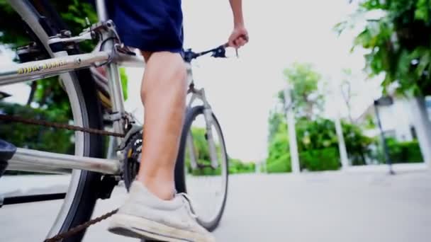 Hombre Ciclismo Para Ejercicio Pueblo Distanciamiento Social Entre Familia Concepto — Vídeo de stock