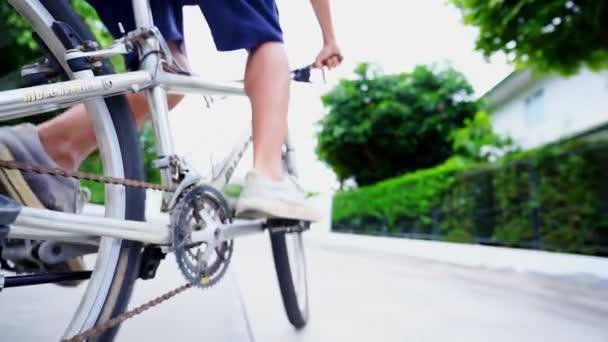 Homem Ciclismo Para Exercício Aldeia Distanciamento Social Entre Família Conceito — Vídeo de Stock