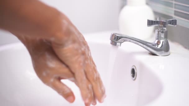 Man Wassen Hand Met Zeep Water Onder Kraan Bij Gootsteen — Stockvideo