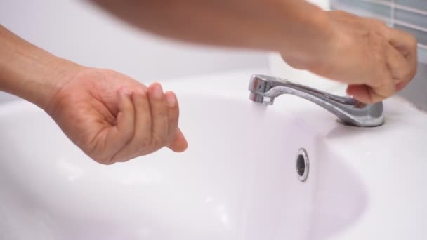 Man Tvätta Hand Med Tvål Och Vatten Kranen Vid Diskhon — Stockvideo