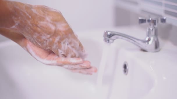 Pria Mencuci Tangan Dengan Sabun Dan Air Bawah Keran Saat — Stok Video