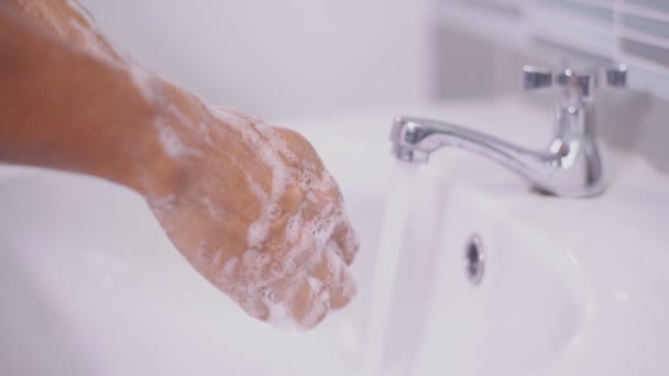 Homem Lavando Mão Com Sabão Água Sob Torneira Pia Dentro — Vídeo de Stock