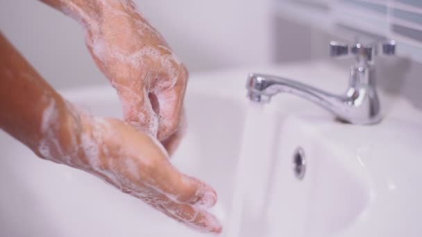 Man Wassen Hand Met Zeep Water Onder Kraan Bij Gootsteen — Stockvideo