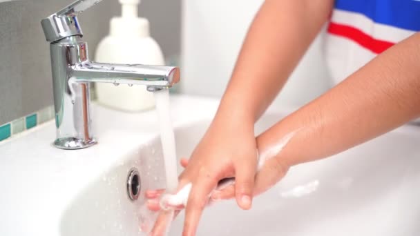 Man Wassen Hand Met Zeep Water Onder Kraan Bij Gootsteen — Stockvideo