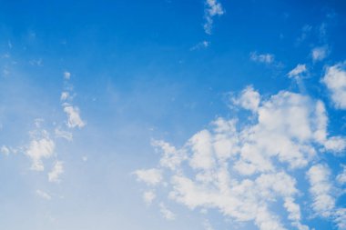 Beyaz bulutlu mavi gökyüzü. Açık bir günde.