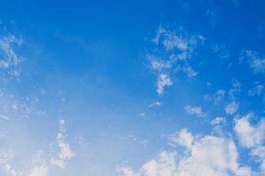 Beyaz bulutlu mavi gökyüzü. Açık bir günde.