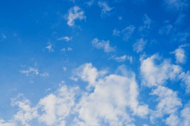 Beyaz bulutlu mavi gökyüzü. Açık bir günde.