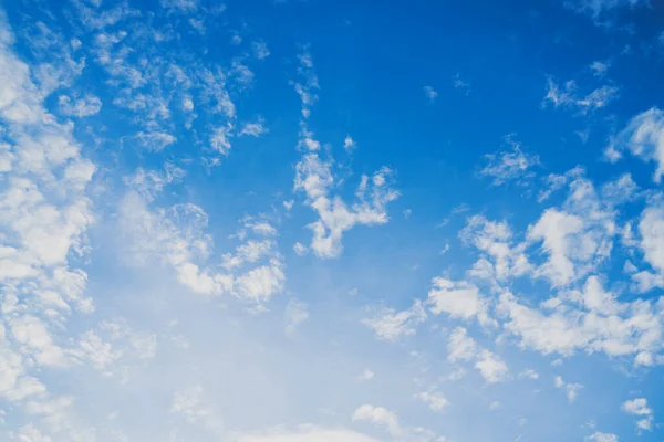 Kék Fehér Felhőkkel Egy Tiszta Napon — Stock Fotó