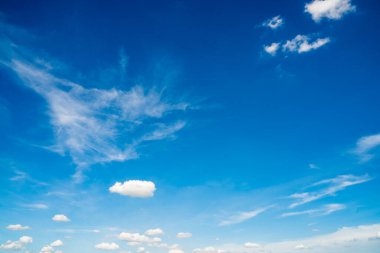 Beyaz bulutlu mavi gökyüzü. Açık bir günde.