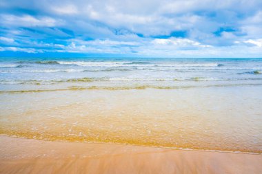 Sabahları deniz manzarası ve kumlu sahil. Güneşin doğuşunda bulutlu bir arka planda sis. Chanthaburi Sahili, Tayland. Yumuşak odak noktası..