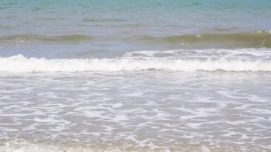 Sabahları deniz manzarası ve kumlu sahil. Güneşin doğuşunda bulutlu bir arka planda sis. Chanthaburi Sahili, Tayland. Yumuşak odak noktası..