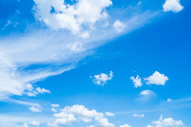 Beyaz bulutlu mavi gökyüzü. Açık bir günde.
