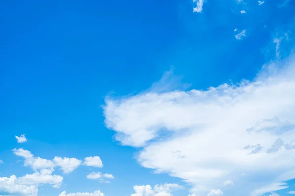 Kék Fehér Felhőkkel Egy Tiszta Napon — Stock Fotó