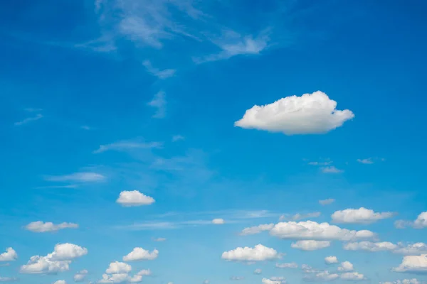 晴れた日には白い雲と青い空 — ストック写真