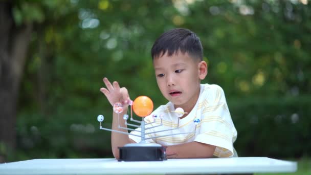 Asian Boy Living Solar System Toys Equipo Aprendizaje Hogar Stay — Vídeos de Stock