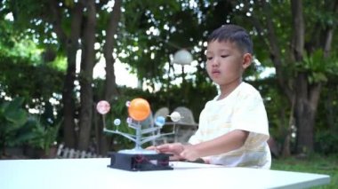 Asyalı Çocuk Yaşayan Güneş Sistemi Oyuncakları, Evde Öğrenme Ekipmanı, Evde Karantina Coronavirüsü, Cvid-19 salgını önleme. 