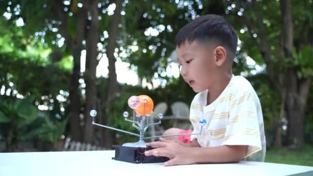 Asian Boy Living Solar System Toys Attrezzature Apprendimento Casa Rimanere — Video Stock