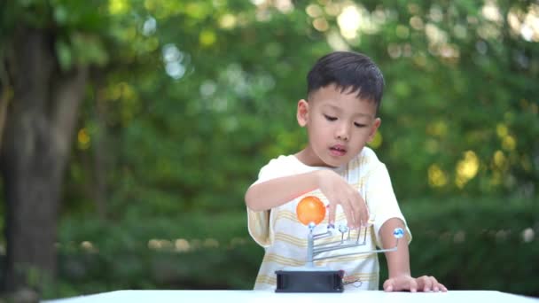 Asian Boy Living Solar System Toys Home Learning Equipment Stay — стокове відео