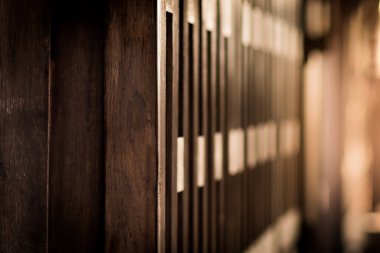 Eski Tayland ahşap evinin duvarının sığ derinliği ve akşam güneşinin ışığı.