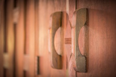 Eski bir Tayland evindeki ahşap kapı kolunun sığ derinliği