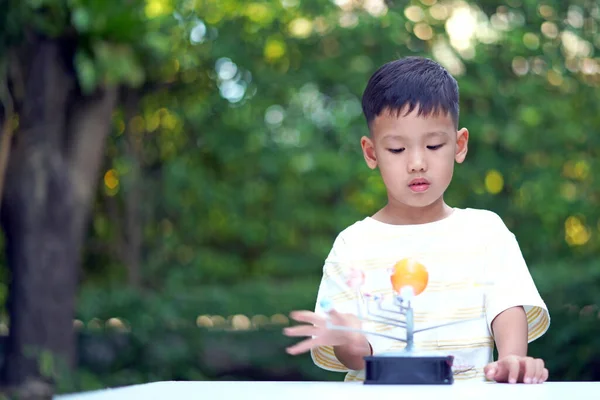 Azjatycki Chłopiec Żywego Układu Słonecznego Zabawki Home Learning Equipment Podczas — Zdjęcie stockowe