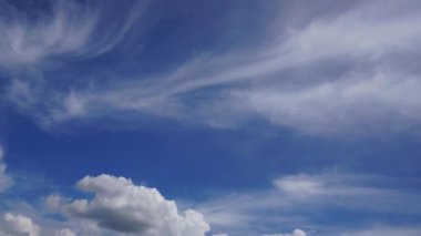 Bulutlar ve mavi güneşli gökyüzü, mavi gökyüzünde beyaz bulutlar, hava manzarası, doğa, mavi gökyüzü, beyaz açık hava. Zaman aşımı videosu 4 K.