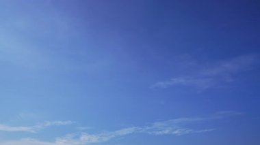 Bulutlar ve mavi güneşli gökyüzü, mavi gökyüzünde beyaz bulutlar, hava manzarası, doğa, mavi gökyüzü, beyaz açık hava. Zaman aşımı videosu 4 K.