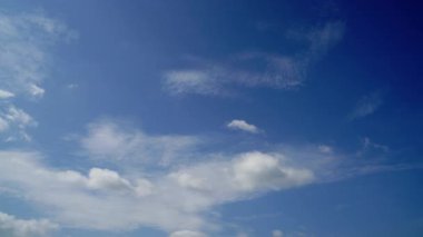 Bulutlar ve mavi güneşli gökyüzü, mavi gökyüzünde beyaz bulutlar, hava manzarası, doğa, mavi gökyüzü, beyaz açık hava. Zaman aşımı videosu 4 K.