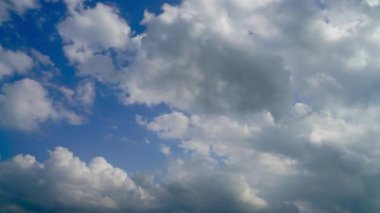 Bulutlar ve mavi güneşli gökyüzü, mavi gökyüzünde beyaz bulutlar, hava manzarası, doğa, mavi gökyüzü, beyaz açık hava. Zaman aşımı videosu 4 K.