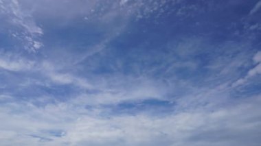 Bulutlar ve mavi güneşli gökyüzü, mavi gökyüzünde beyaz bulutlar, hava manzarası, doğa, mavi gökyüzü, beyaz açık hava. Zaman aşımı videosu 4 K.