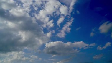 Bulutlar ve mavi güneşli gökyüzü, mavi gökyüzünde beyaz bulutlar, hava manzarası, doğa, mavi gökyüzü, beyaz açık hava. Zaman aşımı videosu 4 K.