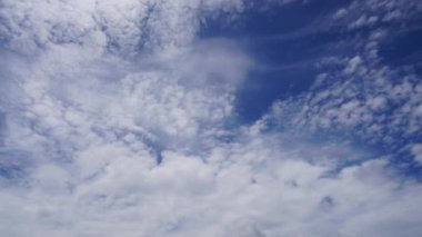 Bulutlar ve mavi güneşli gökyüzü, mavi gökyüzünde beyaz bulutlar, hava manzarası, doğa, mavi gökyüzü, beyaz açık hava. Zaman aşımı videosu 4 K.