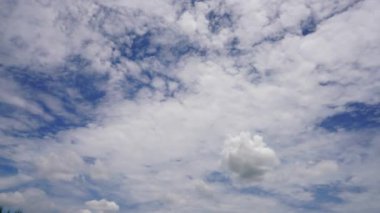 Bulutlar ve mavi güneşli gökyüzü, mavi gökyüzünde beyaz bulutlar, hava manzarası, doğa, mavi gökyüzü, beyaz açık hava. Zaman aşımı videosu 4 K.