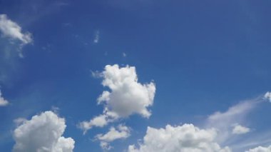 Bulutlar ve mavi güneşli gökyüzü, mavi gökyüzünde beyaz bulutlar, hava manzarası, doğa, mavi gökyüzü, beyaz açık hava. Zaman aşımı videosu 4 K.