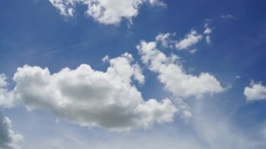 Bulutlar ve mavi güneşli gökyüzü, mavi gökyüzünde beyaz bulutlar, hava manzarası, doğa, mavi gökyüzü, beyaz açık hava. Zaman aşımı videosu 4 K.