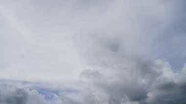 Bulutlar ve mavi güneşli gökyüzü, mavi gökyüzünde beyaz bulutlar, hava manzarası, doğa, mavi gökyüzü, beyaz açık hava. Zaman aşımı videosu 4 K.