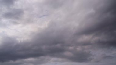 Bulutlar ve mavi güneşli gökyüzü, mavi gökyüzünde beyaz bulutlar, hava manzarası, doğa, mavi gökyüzü, beyaz açık hava. Zaman aşımı videosu 4 K.