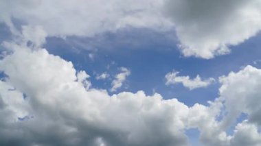 Bulutlar ve mavi güneşli gökyüzü, mavi gökyüzünde beyaz bulutlar, hava manzarası, doğa, mavi gökyüzü, beyaz açık hava. Zaman aşımı videosu 4 K.