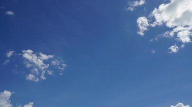 Bulutlar ve mavi güneşli gökyüzü, mavi gökyüzünde beyaz bulutlar, hava manzarası, doğa, mavi gökyüzü, beyaz açık hava. Zaman aşımı videosu 4 K.