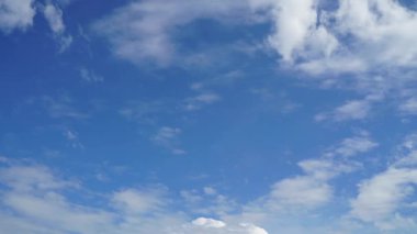 Bulutlar ve mavi güneşli gökyüzü, mavi gökyüzünde beyaz bulutlar, hava manzarası, doğa, mavi gökyüzü, beyaz açık hava. Zaman aşımı videosu 4 K.