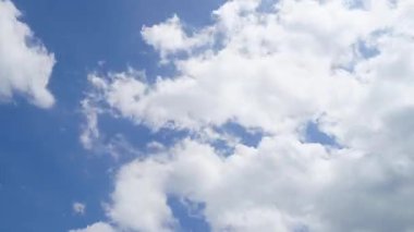 Bulutlar ve mavi güneşli gökyüzü, mavi gökyüzünde beyaz bulutlar, hava manzarası, doğa, mavi gökyüzü, beyaz açık hava. Zaman aşımı videosu 4 K.