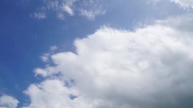 Bulutlar ve mavi güneşli gökyüzü, mavi gökyüzünde beyaz bulutlar, hava manzarası, doğa, mavi gökyüzü, beyaz açık hava. Zaman aşımı videosu 4 K.