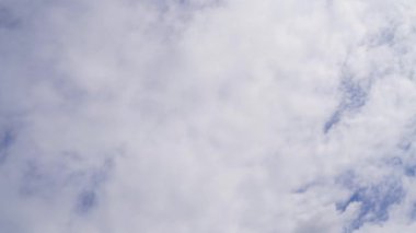 Bulutlar ve mavi güneşli gökyüzü, mavi gökyüzünde beyaz bulutlar, hava manzarası, doğa, mavi gökyüzü, beyaz açık hava. Zaman aşımı videosu 4 K.