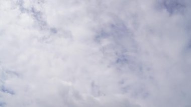 Bulutlar ve mavi güneşli gökyüzü, mavi gökyüzünde beyaz bulutlar, hava manzarası, doğa, mavi gökyüzü, beyaz açık hava. Zaman aşımı videosu 4 K.