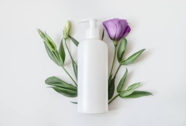 Doğal organik kozmetik ambalaj plastik kadar yaprak ve çiçek ile alay etmek. Mock-up şişe marka ve etiket için