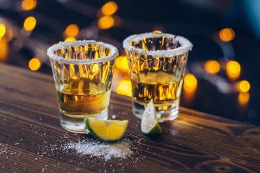 Tekila limon ve tuz bokeh arka plan üzerinde.