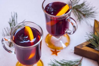 Kar üzerinde şenlikli mulled şarap. Tatil dekorasyon, koniler, twigs çam.