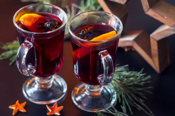 Festive mulled wine on the snow.Holiday decorations, cones, pine twigs. — Stock Photo, Image