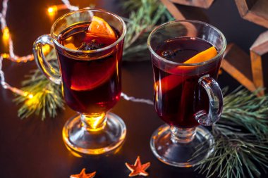 Kar üzerinde şenlikli mulled şarap. Tatil dekorasyon, çam dal.